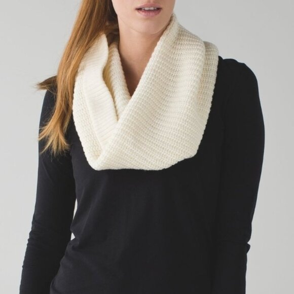 Lululemon Falling Freely Neck Warmer